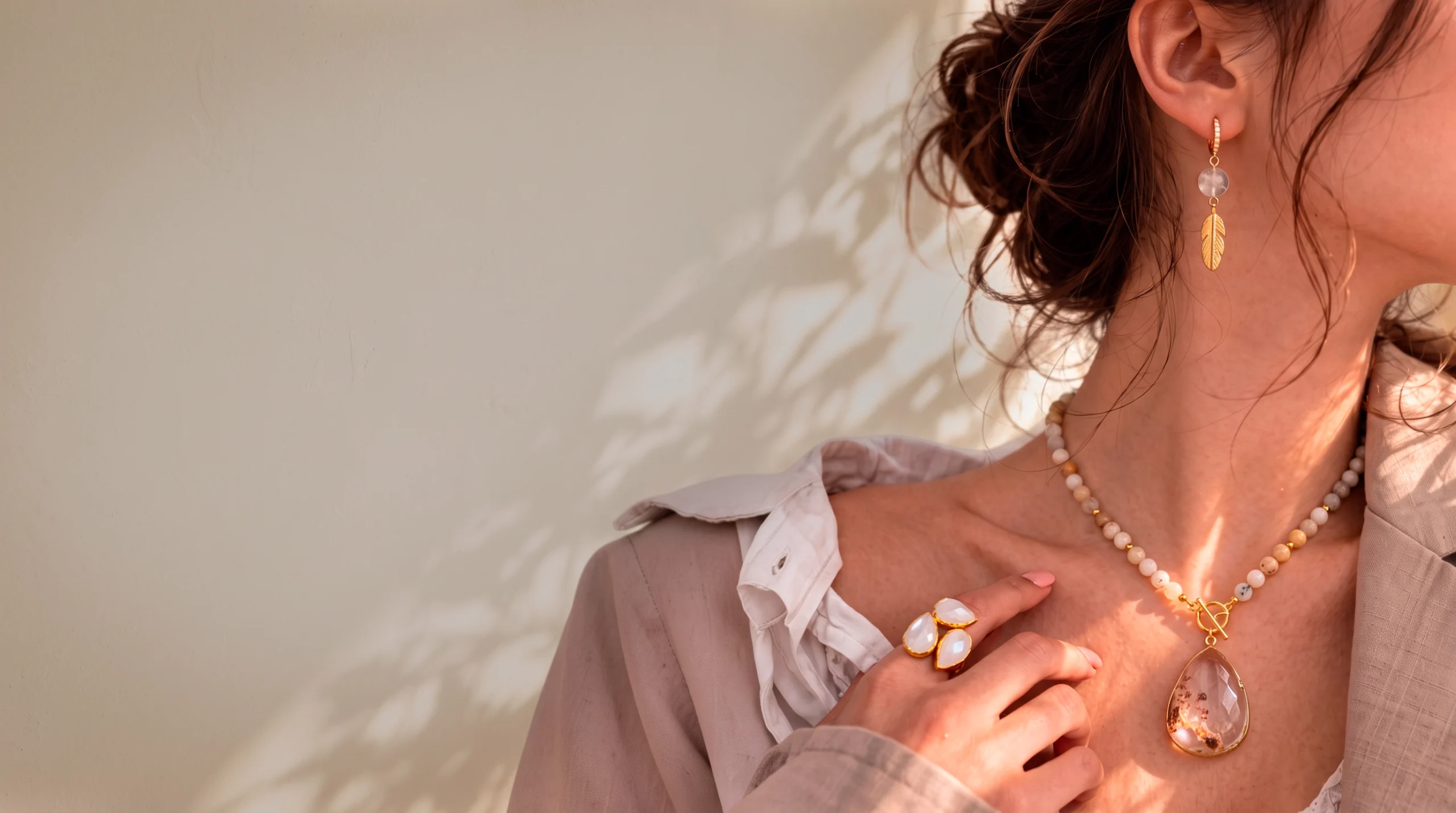 Mujer leyendo un libro con anillos y collares de piedras naturales Gematerra